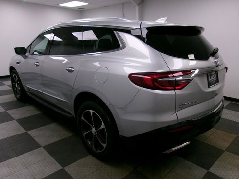 Used 2021 Buick Enclave Essence image 2