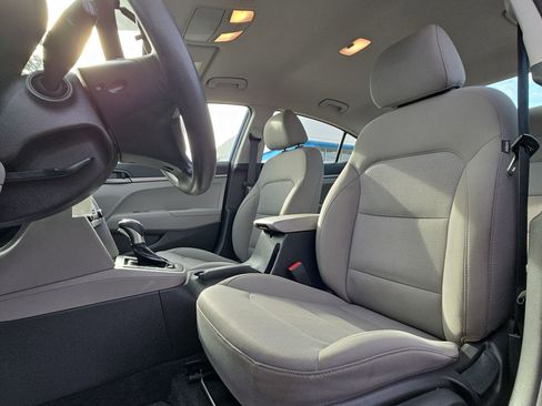 Used 2018 Hyundai Elantra SE image 13