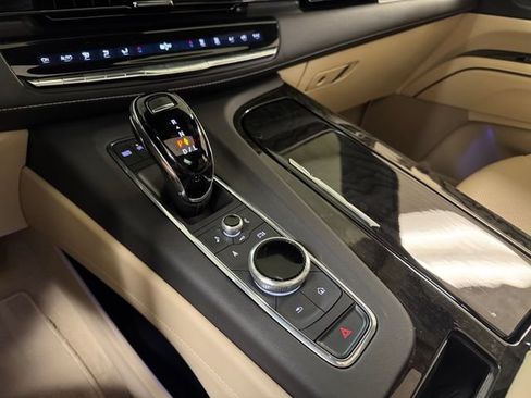 Used 2023 Cadillac Escalade Premium Luxury AWD/4WD image 19