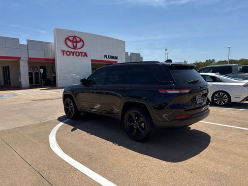 Used 2023 Jeep Grand Cherokee Altitude AWD/4WD image 12