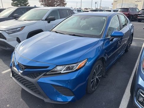 Used 2020 Toyota Camry SE image 3