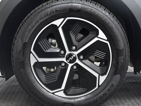 Used 2023 Kia Niro EX image 10