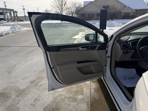 Used 2020 Ford Fusion SEL image 27