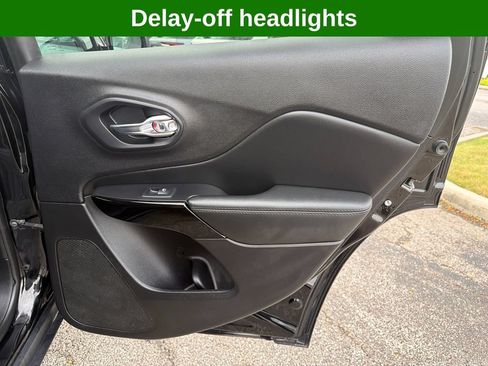 Used 2020 Jeep Cherokee Latitude Plus AWD/4WD image 39
