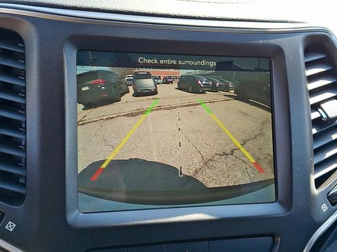 Used 2019 Jeep Cherokee Trailhawk image 17