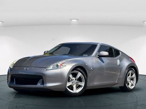 Used 2009 Nissan 370Z Touring image 2