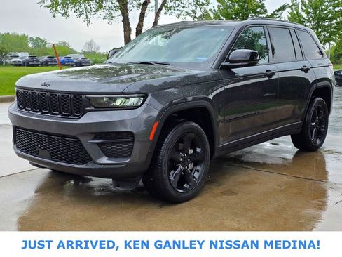 Used 2024 Jeep Grand Cherokee Altitude AWD/4WD image 7
