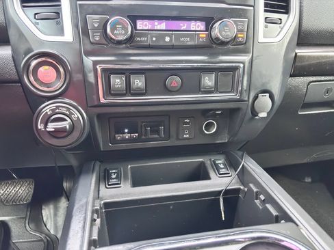 Used 2018 Nissan Titan SV w/ SV Convenience Package AWD/4WD image 35