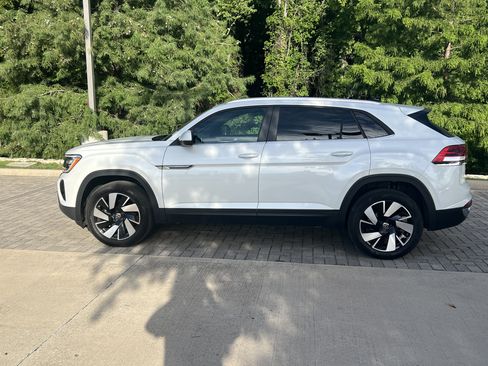 Certified 2026 Volkswagen Atlas Cross Sport SE w/ Panoramic Sunroof Package FWD image 6