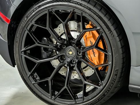 Used 2020 Lamborghini Huracan EVO RWD image 14