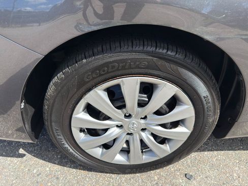 Used 2013 Toyota Corolla LE FWD image 42
