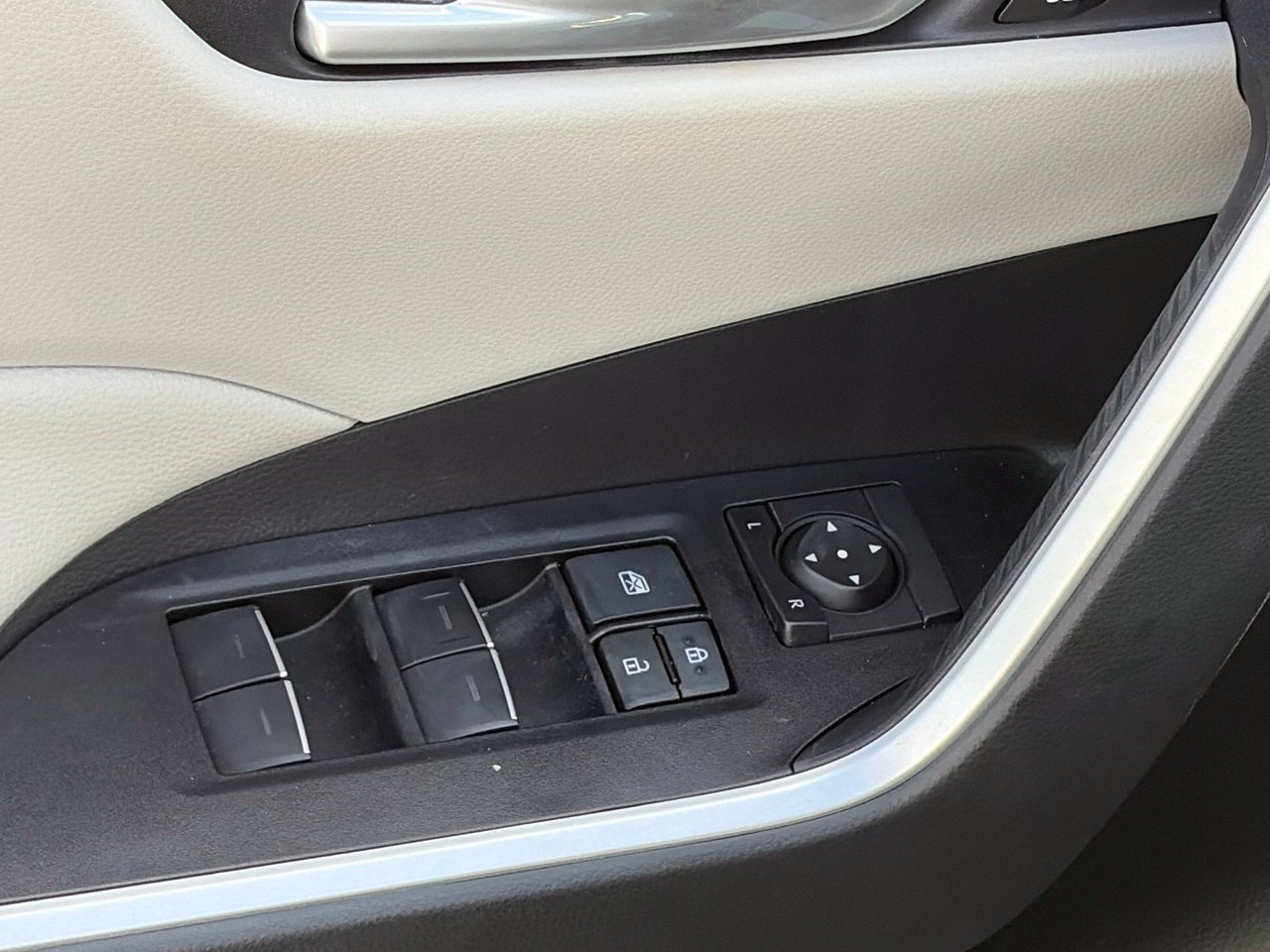 Used 2025 Toyota RAV4 XLE Premium w/ Weather Package FWD image 8