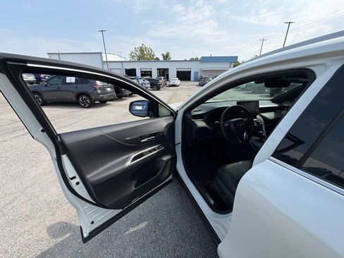 Used 2022 Toyota Venza XLE AWD/4WD image 11