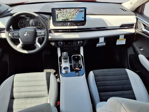 New 2025 Mitsubishi Outlander SE image 9