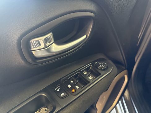 Used 2017 Jeep Renegade Latitude w/ Popular Equipment Group image 19