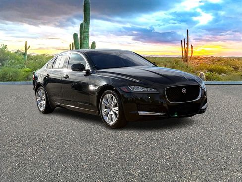 Used 2017 Jaguar XF Premium image 2
