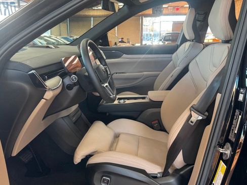 Used 2025 Volvo EX90 Plus image 16