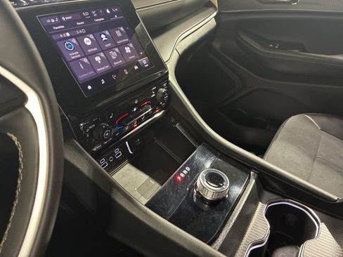 Used 2024 Jeep Grand Cherokee L Laredo image 23