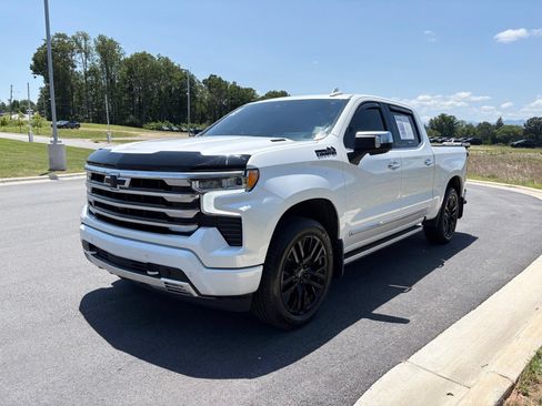 Used 2023 Chevrolet Silverado 1500 High Country w/ High Country Premium Package AWD/4WD image 3