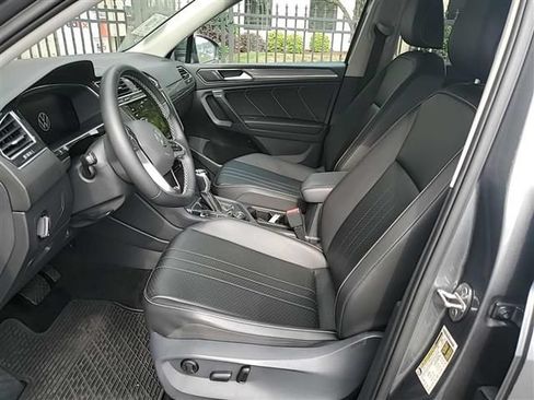 Used 2022 Volkswagen Tiguan SE AWD/4WD image 2