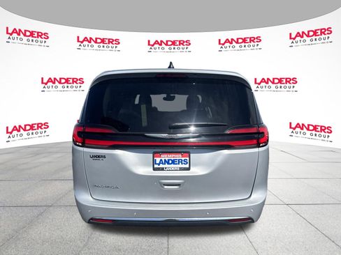 Used 2023 Chrysler Pacifica Touring-L FWD image 4
