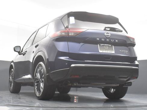 Used 2025 Nissan Rogue Platinum w/ Tech Package image 27