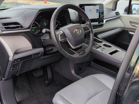 Certified 2024 Toyota Sienna XLE FWD image 9