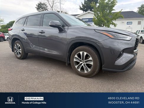Used 2022 Toyota Highlander XLE AWD/4WD image 3