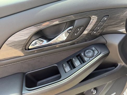 Used 2023 Chevrolet Traverse High Country AWD/4WD image 15