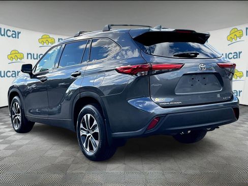 Used 2022 Toyota Highlander XLE image 4
