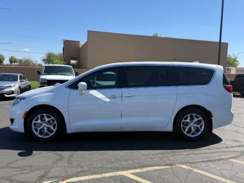 Used 2018 Chrysler Pacifica Touring Plus w/ Tire & Wheel Group FWD image 6