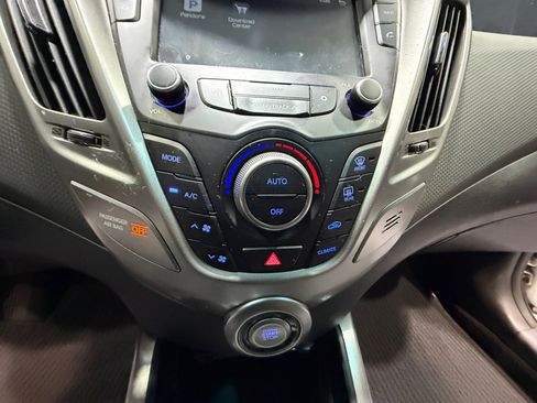 Used 2017 Hyundai Veloster Value Edition image 12