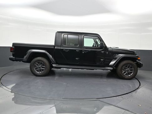 Used 2025 Jeep Gladiator Sport image 6