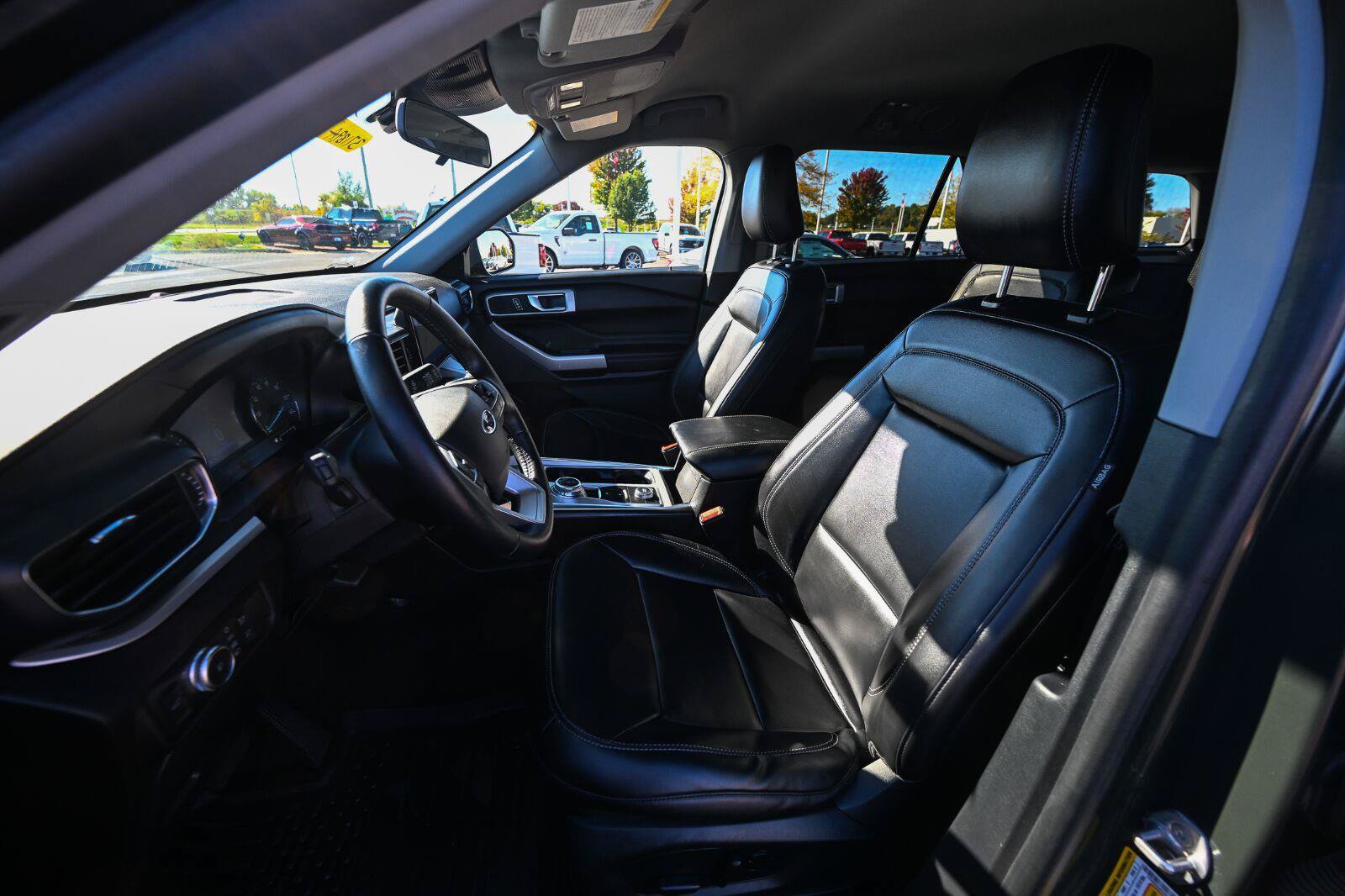 Used 2022 Ford Explorer XLT w/ Equipment Group 202A AWD/4WD image 19