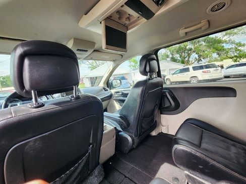 Used 2013 Chrysler Town & Country Touring FWD image 19