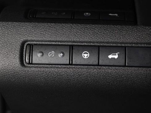 Certified 2025 Nissan Pathfinder SV FWD image 25
