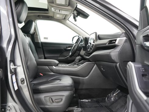 Used 2020 Toyota Highlander XLE AWD/4WD image 11