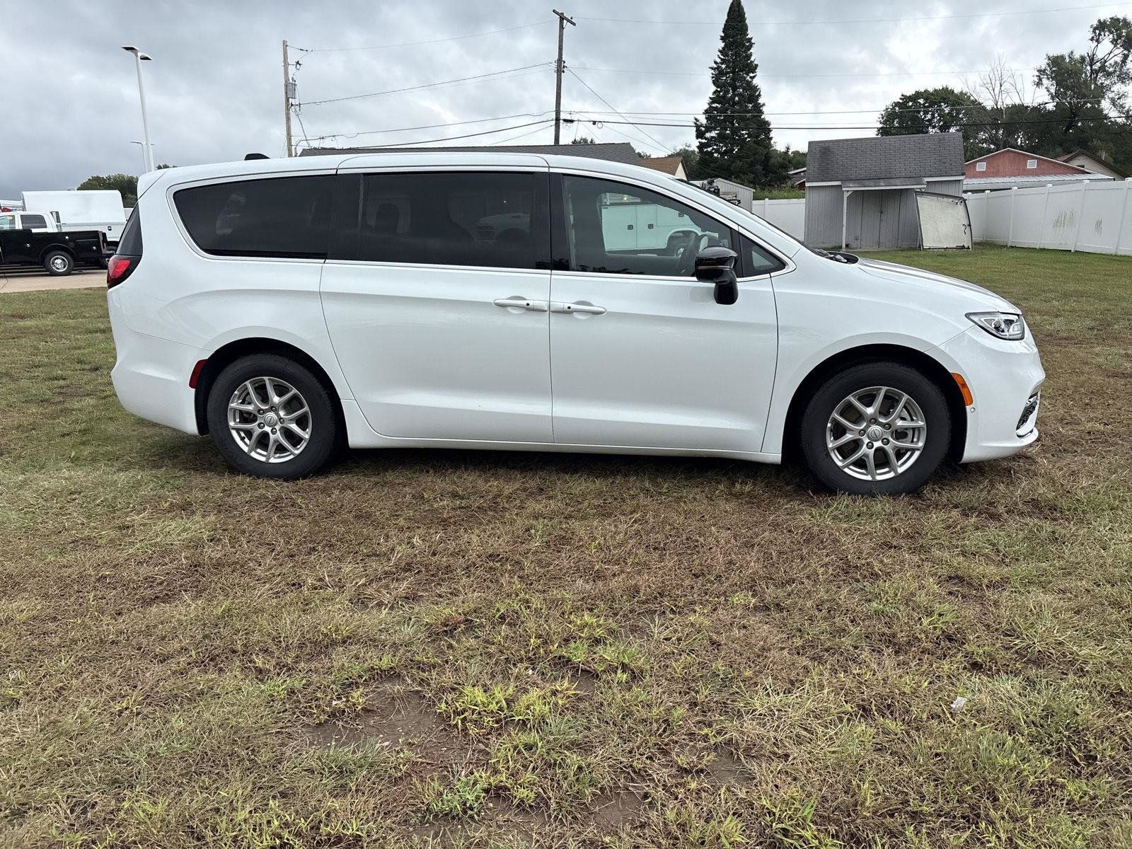 Used 2026 Chrysler Pacifica Select FWD image 4