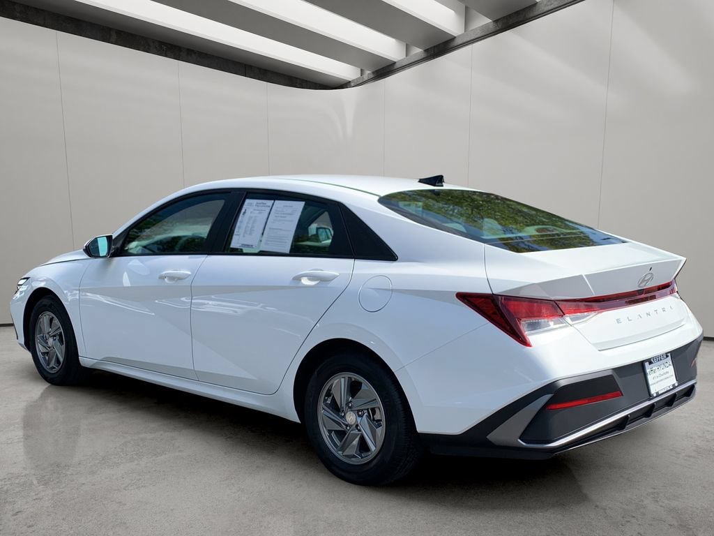 Certified 2026 Hyundai Elantra SE w/ Cargo Package FWD image 3
