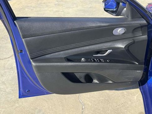 Used 2022 Hyundai Elantra Limited image 14