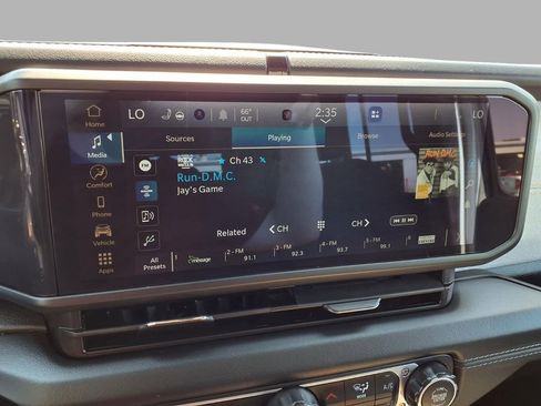 Used 2025 Jeep Wrangler Unlimited Sahara AWD/4WD image 5