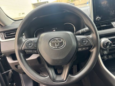Used 2025 Toyota RAV4 LE image 28