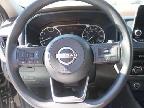 Used 2023 Nissan Rogue S image 17