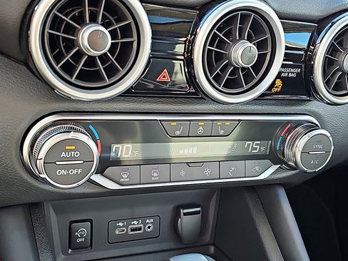 Certified 2025 Nissan Sentra SR w/ SR Premium Package FWD image 18