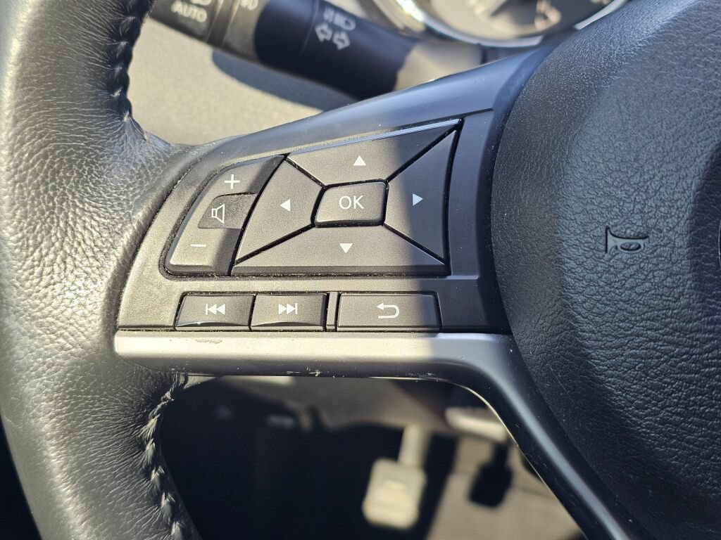 Used 2017 Nissan Rogue SV AWD/4WD image 25
