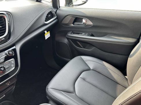 New 2027 Chrysler Pacifica Select FWD image 18