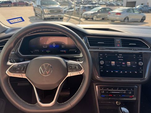 Used 2024 Volkswagen Tiguan SE image 10