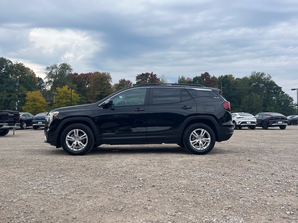 Used 2024 GMC Terrain SLE w/ Driver Convenience Package FWD image 18
