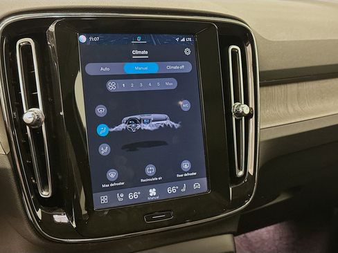 Used 2025 Volvo XC40 B5 Core image 24