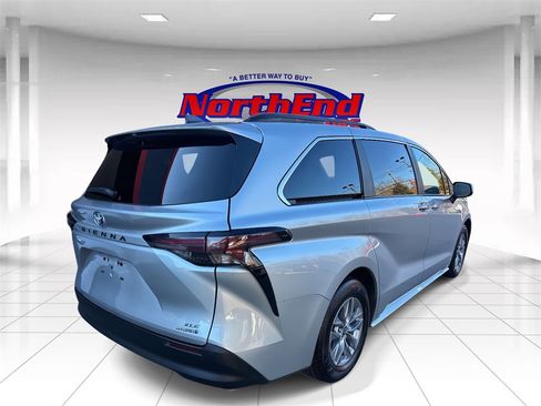 Used 2024 Toyota Sienna XLE image 3